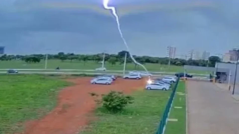 Veja Vídeo: carro é atingido por raio em estacionamento