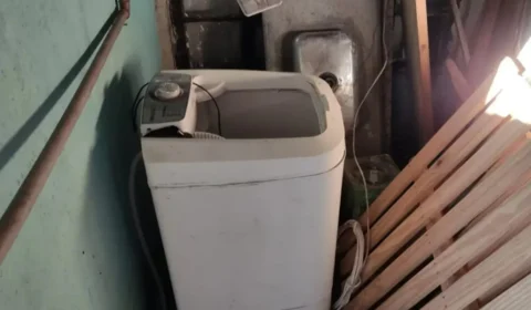 Moradores escutam choro e encontram recém-nascida em máquina de lavar