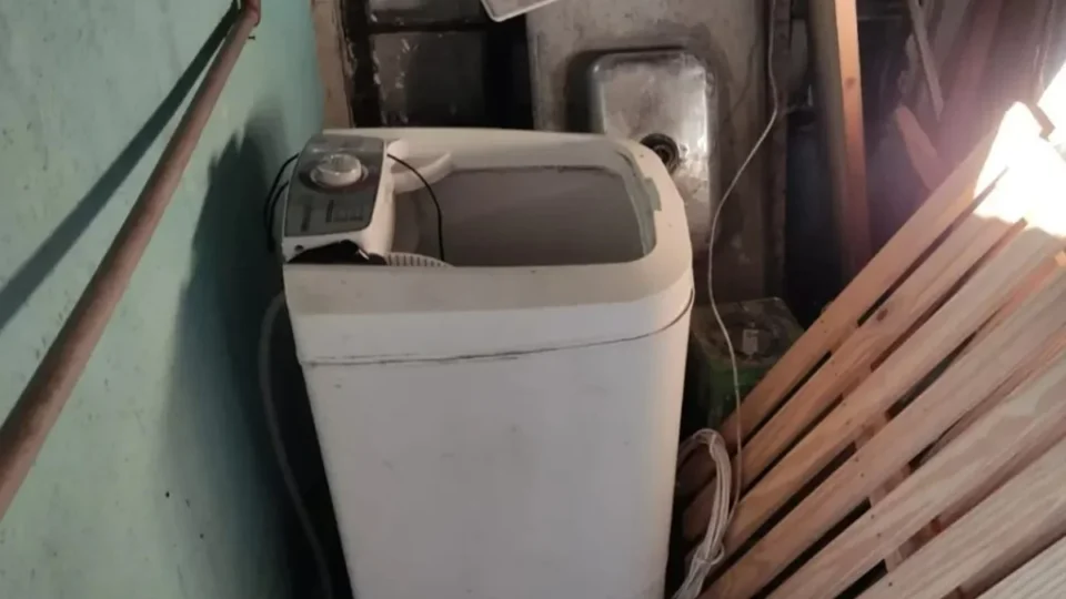 Moradores escutam choro e encontram recém-nascida em máquina de lavar