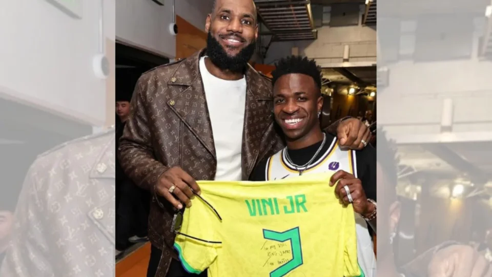 Vinícius Jr. e LeBron James trocam camisas em noite de Natal