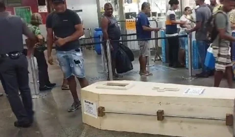VEJA VÍDEO: homem tenta entrar em metrô carregando caixão com corpo