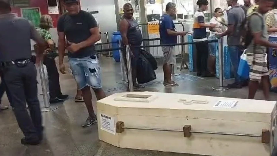 VEJA VÍDEO: homem tenta entrar em metrô carregando caixão com corpo