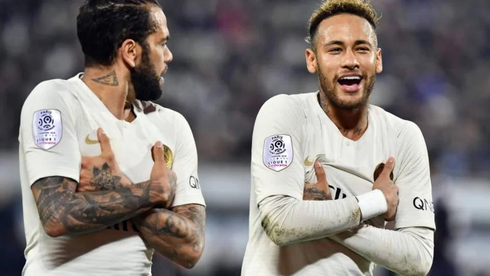 Neymar envia R$ 800 mil a Daniel Alves para reduzir pena de ex-jogador