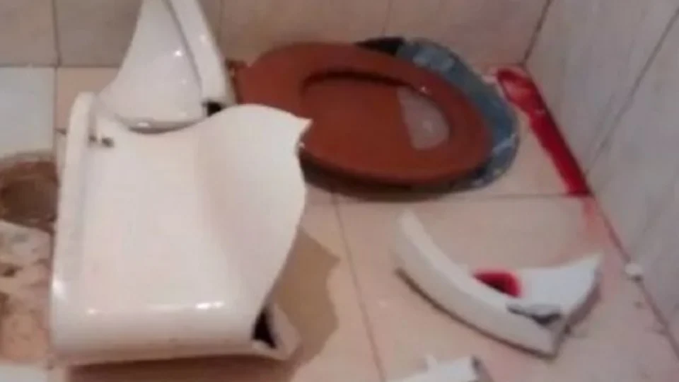 Criança morre após se cortar em vaso sanitário quebrado
