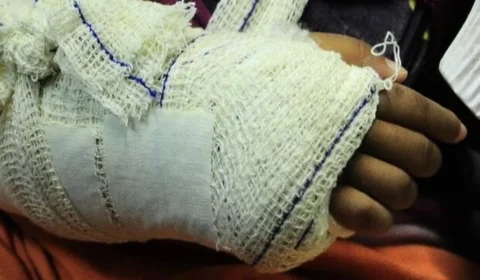 Homem dá cadeirada na filha, bate na esposa e tenta atropelá-las