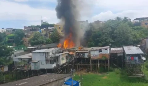 URGENTE: incêndio de grandes proporções destrói casa no Bairro do Céu em Manaus