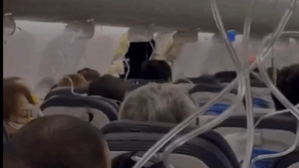 VEJA: Orgão da aviação americano proíbe voos de todos os Boeing 737 MAX 9 após explosão de janela em pleno voo