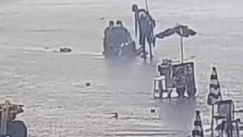 VEJA VÍDEO: raio mata banhista de 60 anos em praia e deixa três em estado grave