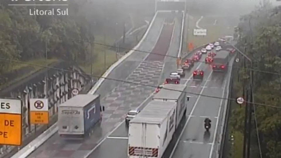 VEJA VÍDEO: caminhão de 12 toneladas perde os freios na descida de rodovia