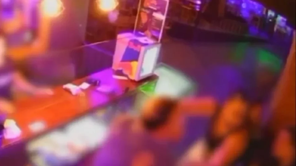 Bombeiro atira e atinge cabeça de mulher após confusão em bar