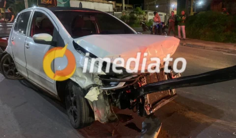 Carro fica destruído após ser atingido por caminhão na Avenida do Turismo
