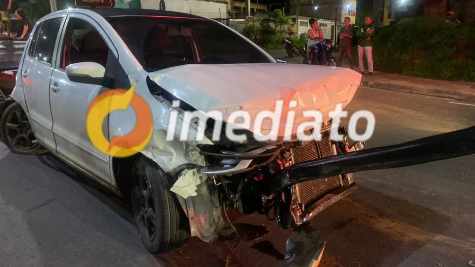 Carro fica destruído após ser atingido por caminhão na Avenida do Turismo