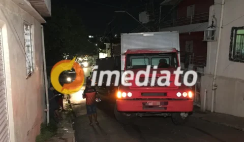 Caminhão perde o controle, invade calçada e colide em poste no bairro Santo Antônio