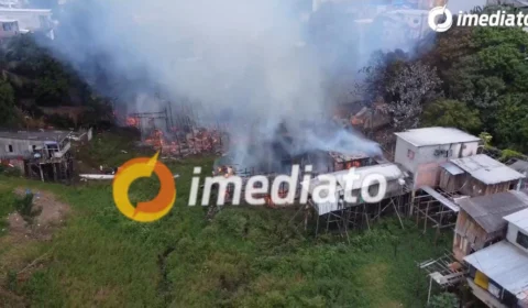 Polícia investiga causa de incêndio que destruiu 30 casas em Manaus