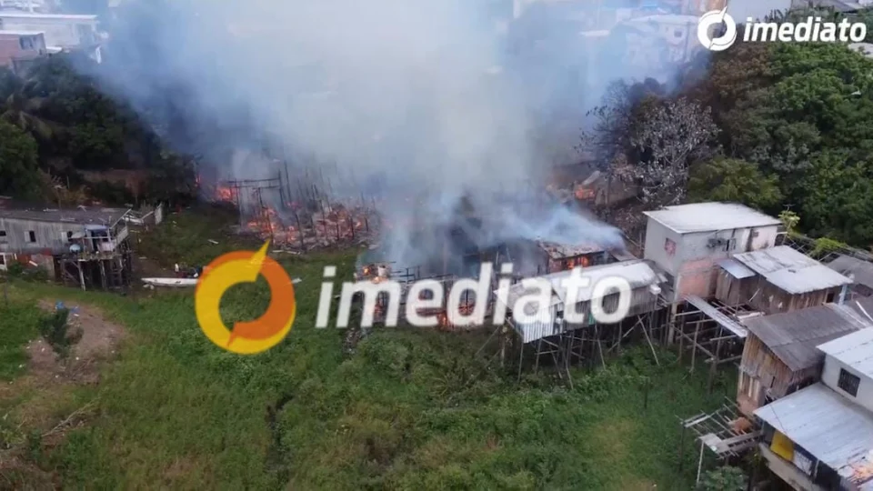 Polícia investiga causa de incêndio que destruiu 30 casas em Manaus
