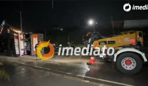 Carreta é retirada após invadir residência durante colisão em Avenida de Manaus