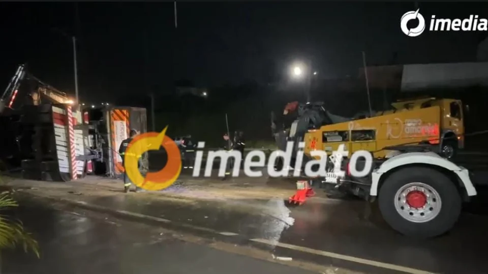 Carreta é retirada após invadir residência durante colisão em Avenida de Manaus