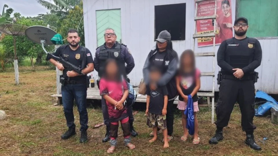 Mulher e três filhos que viviam sob ameaça e cárcere privado são resgatados no Amazonas
