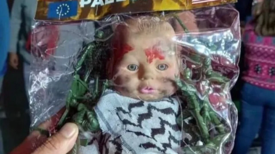 VEJA: Conheça um tipo diferente de boneco infantil vendido no México – O Bebê Palestino