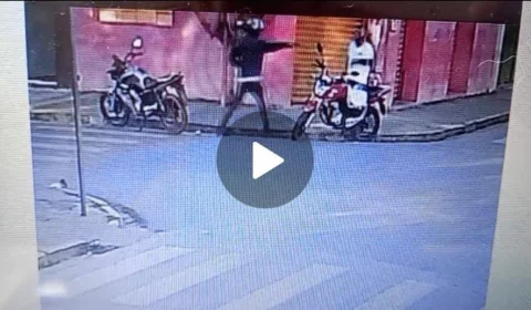 Câmeras de monitoramento mostram motociclista sendo assassinado a tiros