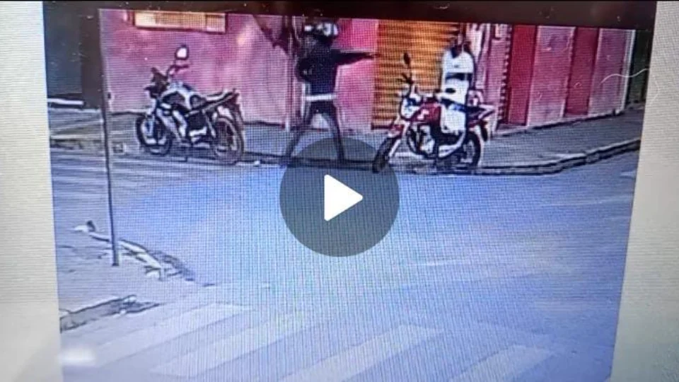 Câmeras de monitoramento mostram motociclista sendo assassinado a tiros