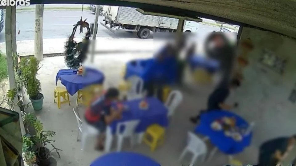 VÍDEO: Clientes de restaurante presenciam tiroteio entre criminosos em Manaus