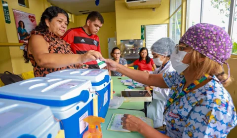 Vacina bivalente é ofertada em 74 unidades de saúde nesta semana