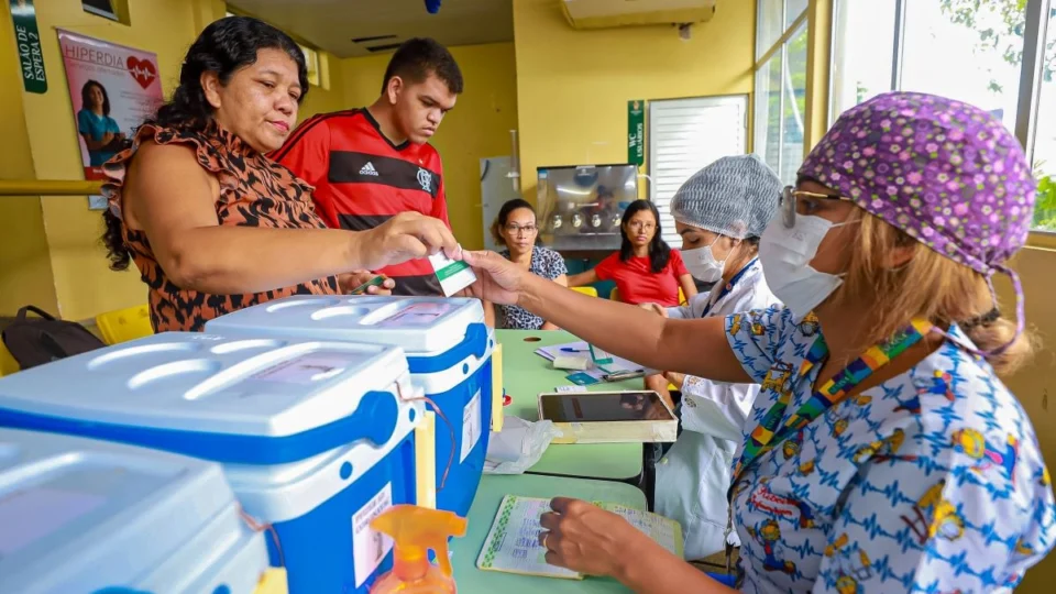 Vacina bivalente é ofertada em 74 unidades de saúde nesta semana