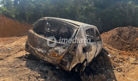 Homens ateiam fogo e abandonam carro em cratera que surgiu no Distrito 2