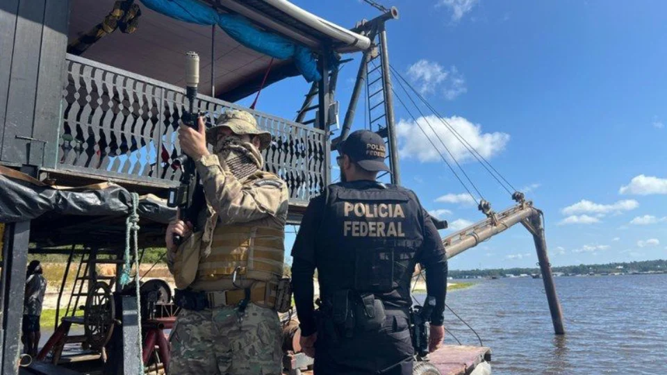 Balsa usada em por garimpeiros ilegais é destruída no Tarumã