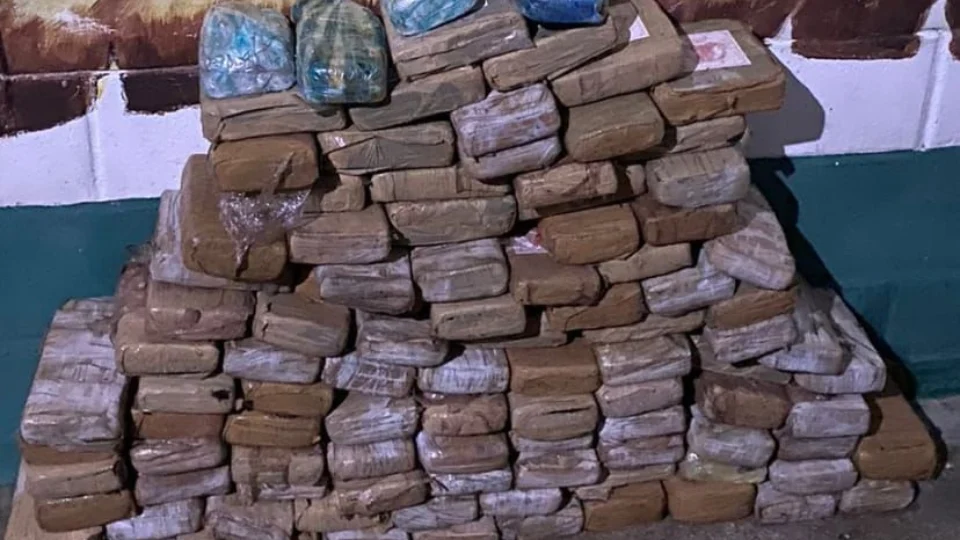 Traficantes abandonam 110kg de maconha por medo de abordagem no AM