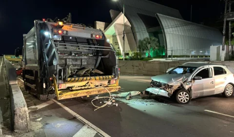 Carro fica destruído ao bater na traseira do caminhão de lixo na Av. Umberto Calderaro