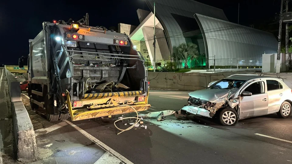 Carro fica destruído ao bater na traseira do caminhão de lixo na Av. Umberto Calderaro