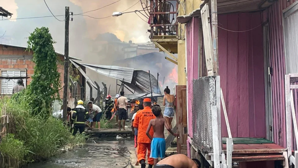 Prefeitura de Manaus dá assistência às famílias atingidas por incêndio nesta sexta-feira