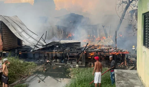 Incêndio atinge casas em beco na Cachoeirinha com Praça 14