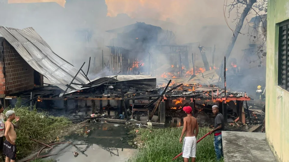 Incêndio atinge casas em beco na Cachoeirinha com Praça 14