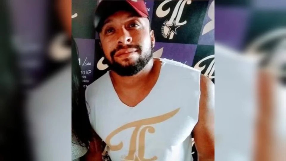 Cantor desaparecido é achado morto em terreno baldio