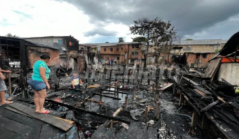 Governo do Amazonas dá assistência a famílias atingidas por incêndio na zona sul de Manaus