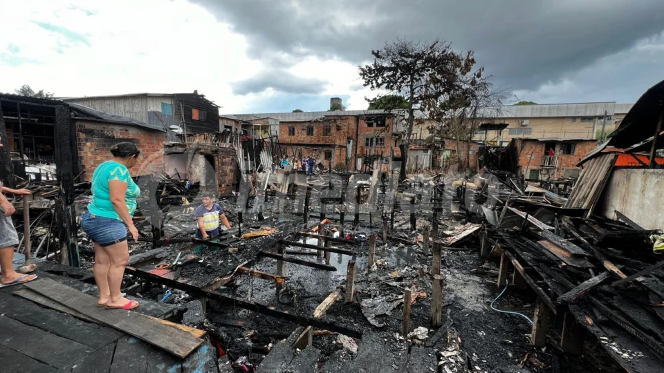 Governo do Amazonas dá assistência a famílias atingidas por incêndio na zona sul de Manaus