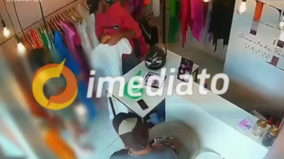 Vídeo: Dona de loja é esfaqueada por dois homens em Juazeiro do Norte, no Ceará
