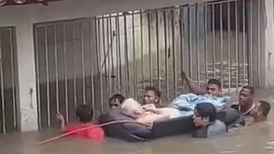 Dez pessoas morrem depois de forte temporal que alaga vias e afeta metrô e ônibus; Rio entra em estado de emergência