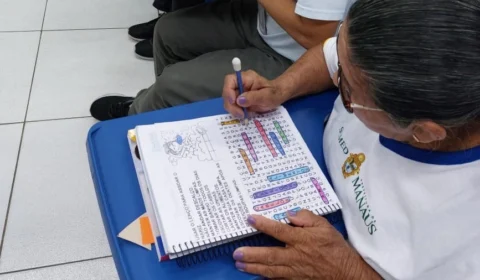 Matrículas para escolarização de adultos e pessoas idosas estão abertas em Manaus