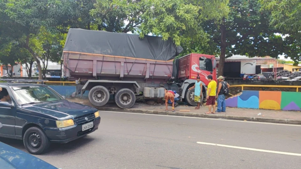 Caminhão invade canteiro central após motorista passar mal
