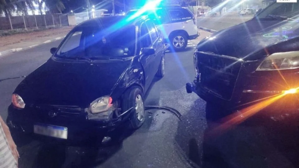 Colisão entre Audi e Classic na Avenida Ville Roy envolve menor sem habilitação em Roraima