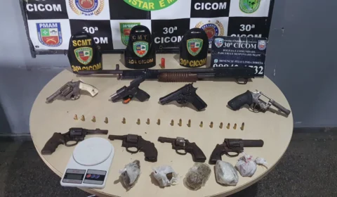 Armeiro de facção e comparsa são presos com drogas e arsenal no Jorge Teixeira