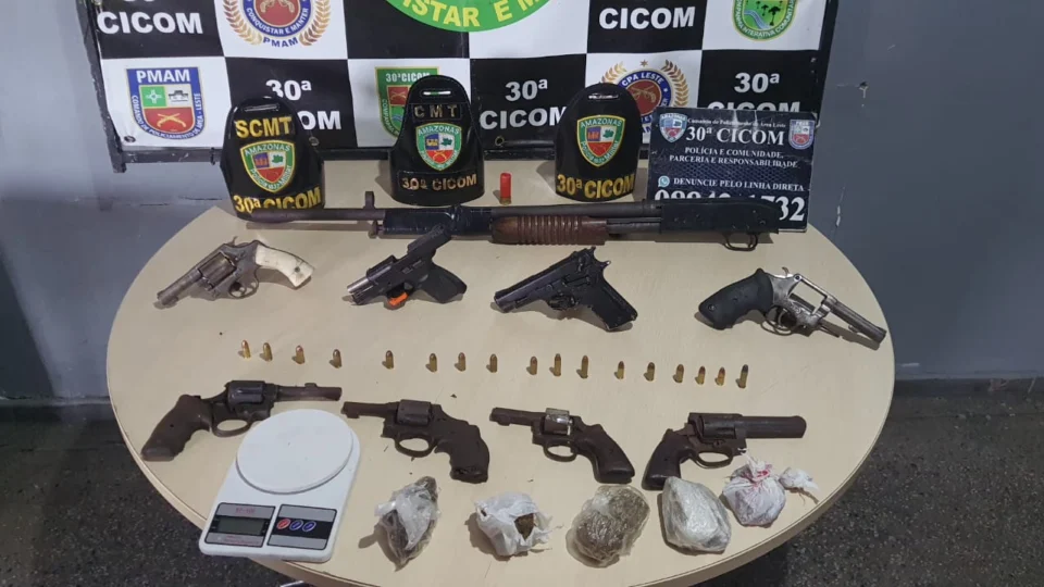 Armeiro de facção e comparsa são presos com drogas e arsenal no Jorge Teixeira