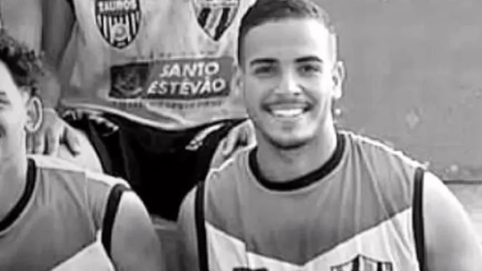 Jogador de futebol é morto a tiros em motocicleta