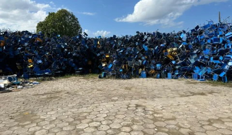 Cadeiras escolares da Prefeitura de Manaus são amontoadas em galpão