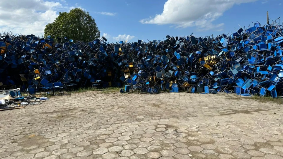 Cadeiras escolares da Prefeitura de Manaus são amontoadas em galpão