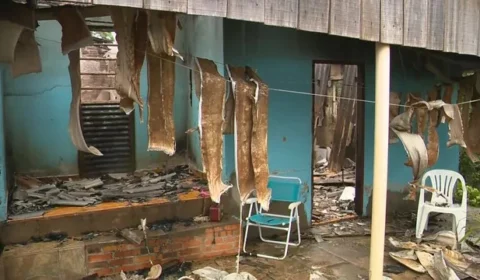 Homem mata ex-mulher e ex-sogro a tiros e ateia fogo em casa com as vítimas dentro